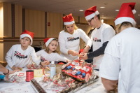 Disney VoluntEARS pakken 2.600 kerstcadeaus in voor ziekenhuiskinderen